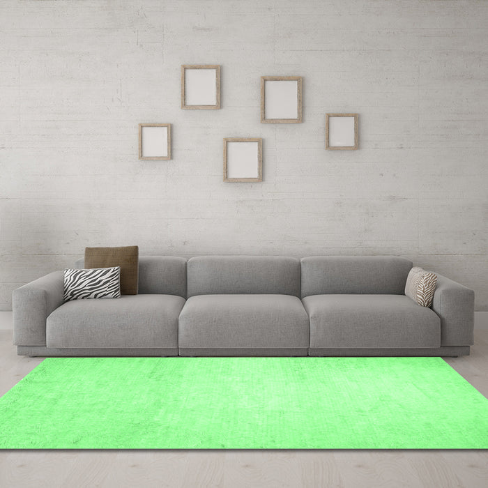 Machine Washable Solid Emerald Green Modern Area Rugs in a Living Room,, wshcon521emgrn