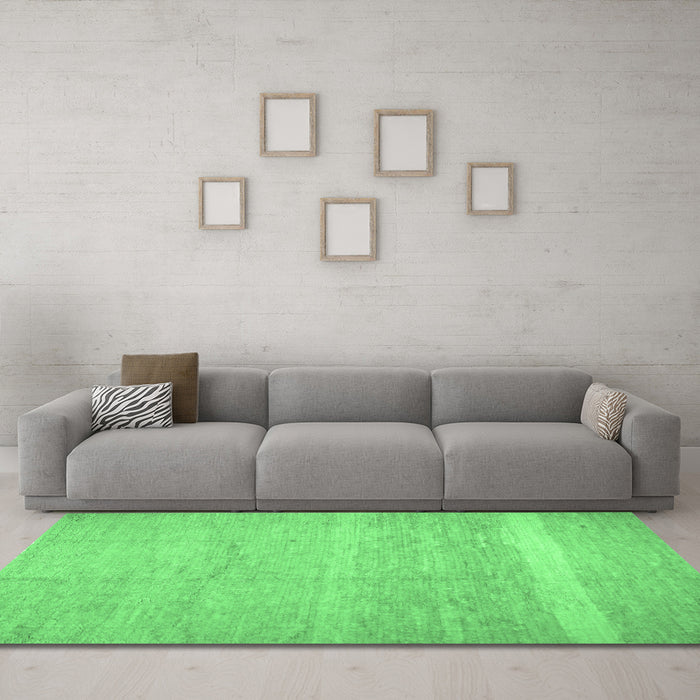 Machine Washable Abstract Emerald Green Contemporary Area Rugs in a Living Room,, wshcon522emgrn