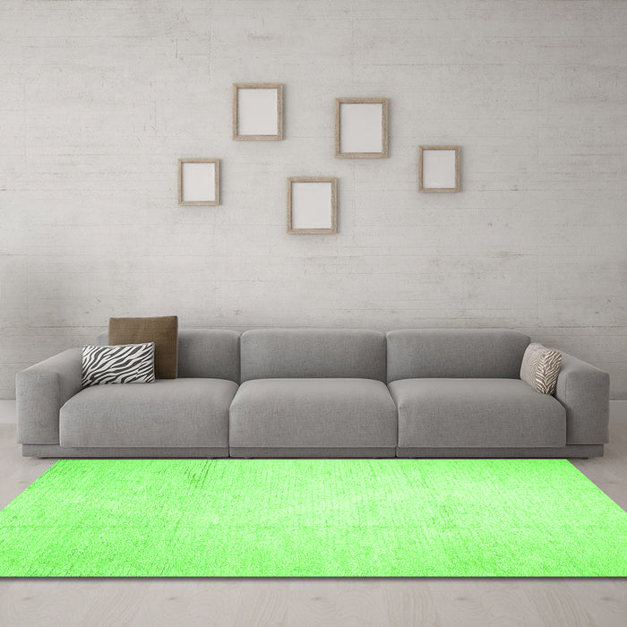 Machine Washable Solid Green Modern Area Rugs in a Living Room,, wshcon523grn
