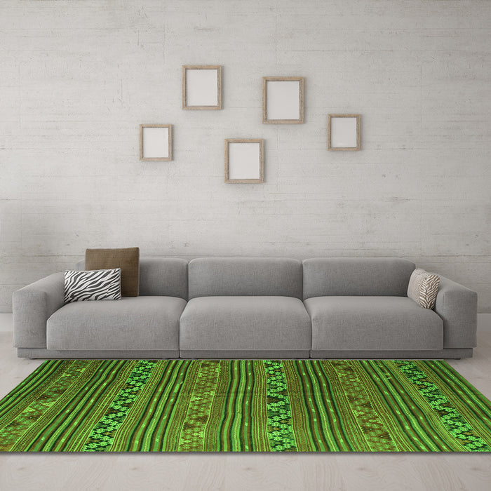 Machine Washable Oriental Green Traditional Area Rugs in a Living Room,, wshcon543grn