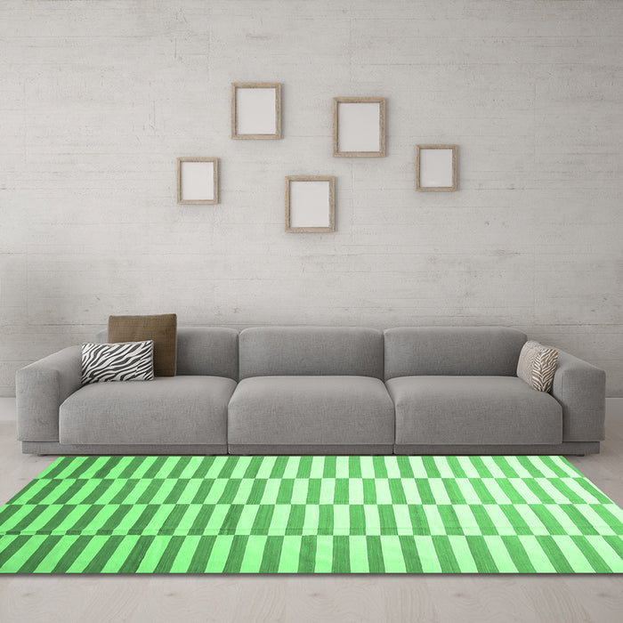 Machine Washable Abstract Emerald Green Contemporary Area Rugs in a Living Room,, wshcon551emgrn