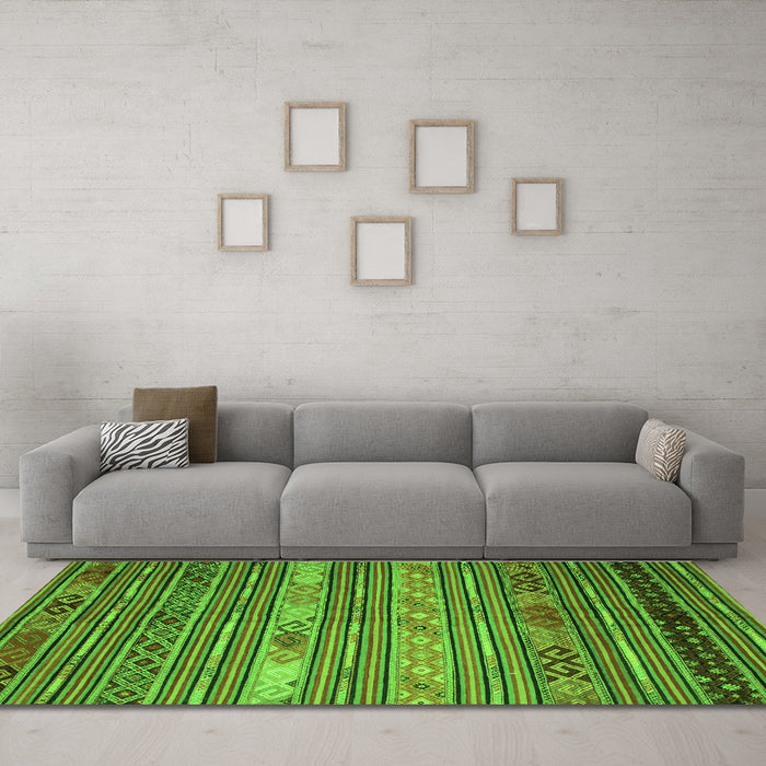 Machine Washable Oriental Green Traditional Area Rugs in a Living Room,, wshcon558grn