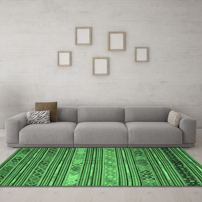 Machine Washable Oriental Emerald Green Traditional Area Rugs in a Living Room,, wshcon558emgrn