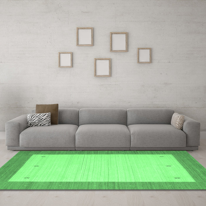 Machine Washable Solid Emerald Green Modern Area Rugs in a Living Room,, wshcon568emgrn
