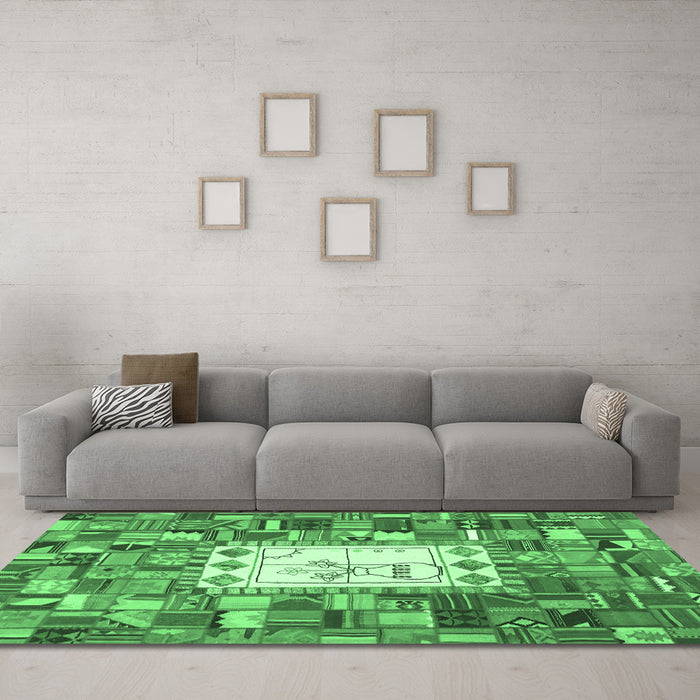 Machine Washable Oriental Emerald Green Traditional Area Rugs in a Living Room,, wshcon572emgrn