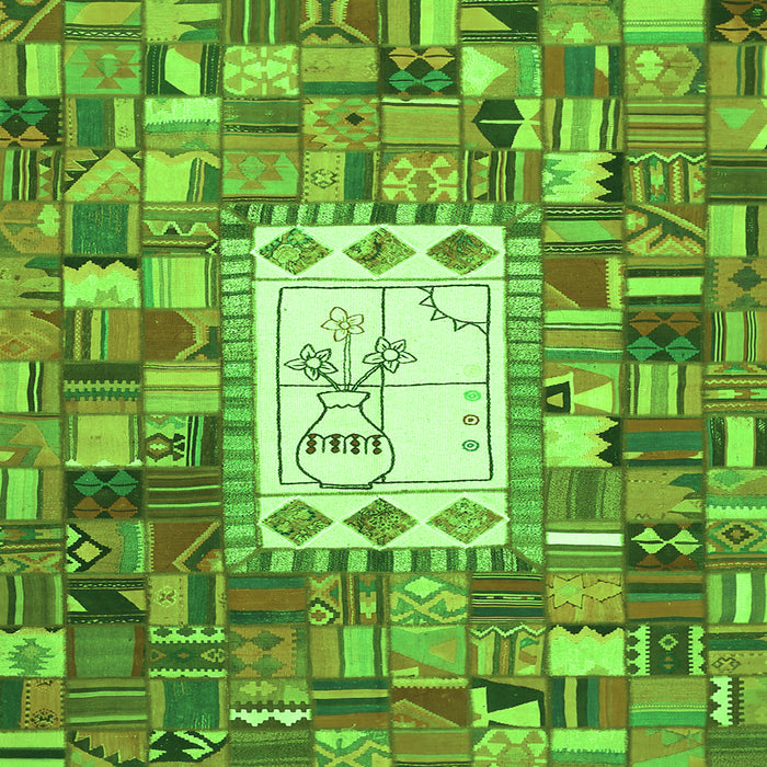 Serging Thickness of Oriental Green Traditional Rug, con572grn