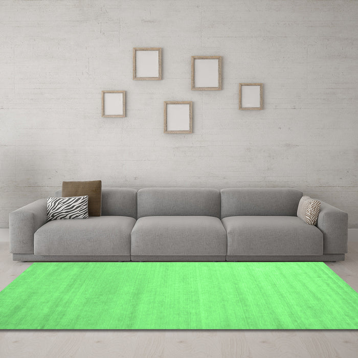 Machine Washable Solid Emerald Green Modern Area Rugs in a Living Room,, wshcon577emgrn
