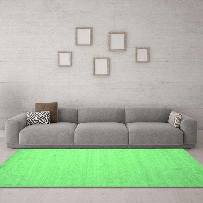 Machine Washable Solid Emerald Green Modern Area Rugs in a Living Room,, wshcon579emgrn