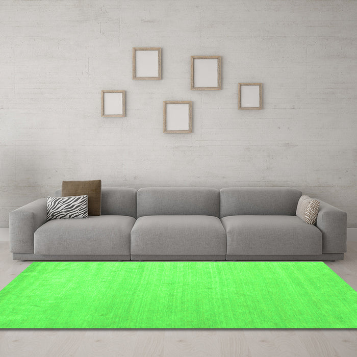 Machine Washable Solid Green Modern Area Rugs in a Living Room,, wshcon580grn