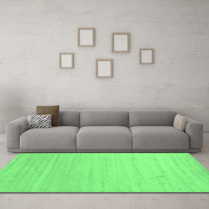 Machine Washable Solid Emerald Green Modern Area Rugs in a Living Room,, wshcon582emgrn