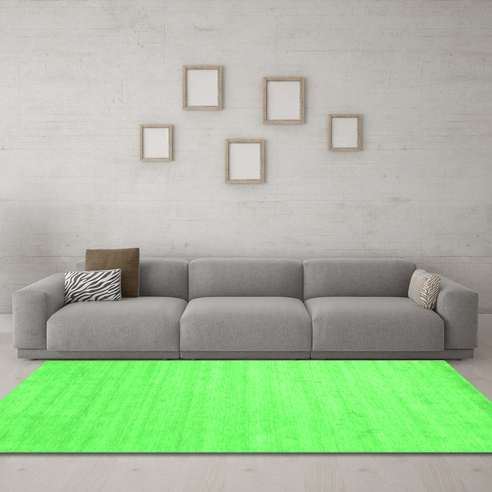Machine Washable Solid Green Modern Area Rugs in a Living Room,, wshcon583grn