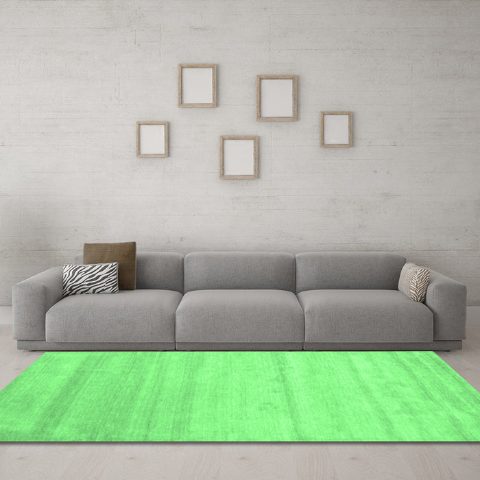 Machine Washable Solid Emerald Green Modern Area Rugs in a Living Room,, wshcon585emgrn