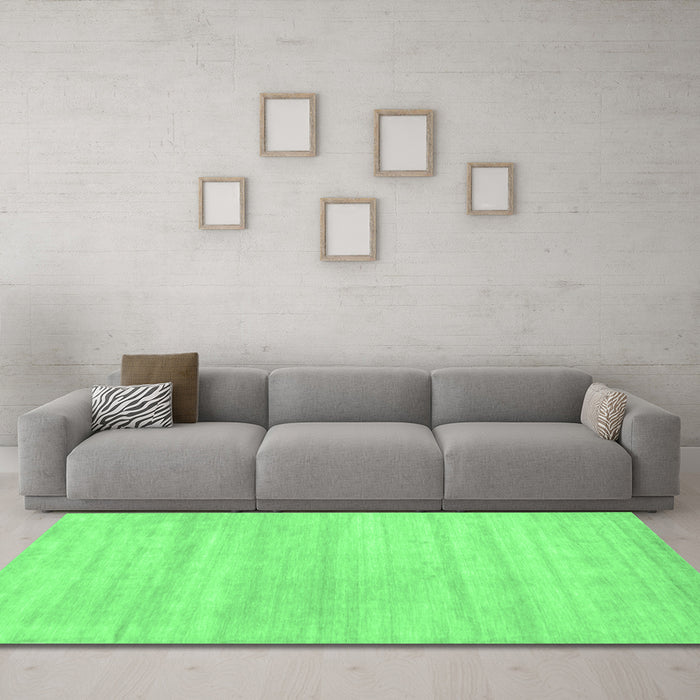 Machine Washable Solid Emerald Green Modern Area Rugs in a Living Room,, wshcon586emgrn