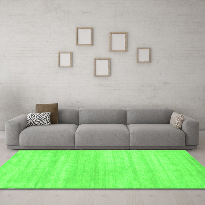 Machine Washable Solid Green Modern Area Rugs in a Living Room,, wshcon586grn