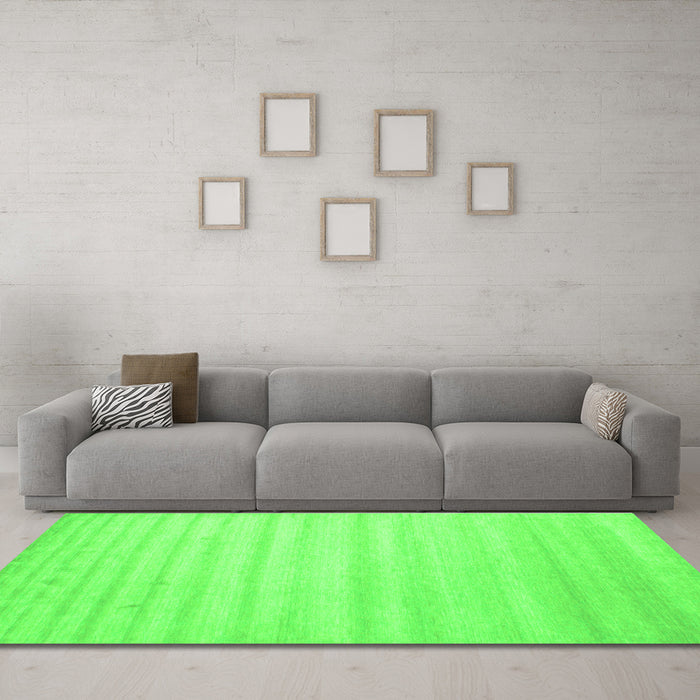 Machine Washable Solid Green Modern Area Rugs in a Living Room,, wshcon590grn