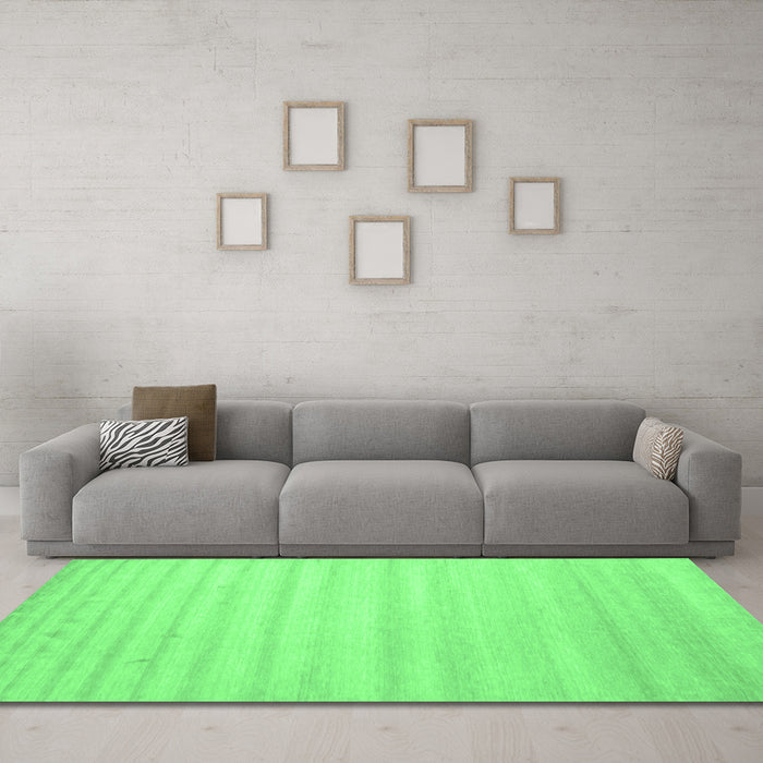 Machine Washable Solid Emerald Green Modern Area Rugs in a Living Room,, wshcon590emgrn
