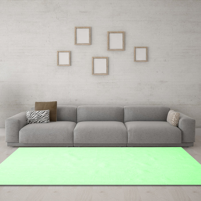 Machine Washable Solid Emerald Green Modern Area Rugs in a Living Room,, wshcon623emgrn