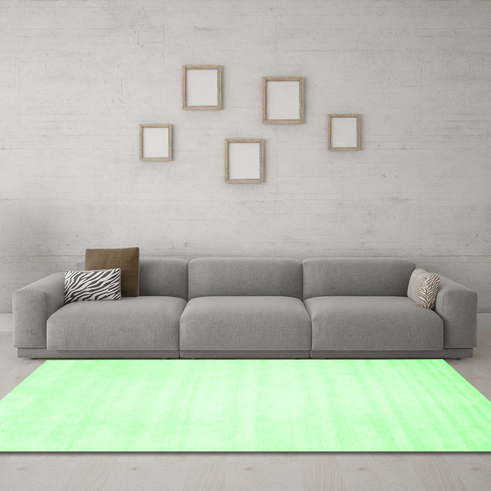 Machine Washable Solid Emerald Green Modern Area Rugs in a Living Room,, wshcon64emgrn