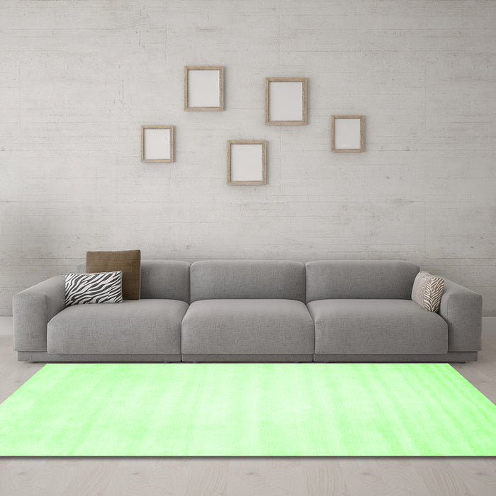 Machine Washable Solid Green Modern Area Rugs in a Living Room,, wshcon64grn