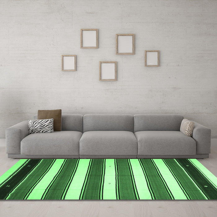 Machine Washable Oriental Emerald Green Traditional Area Rugs in a Living Room,, wshcon656emgrn