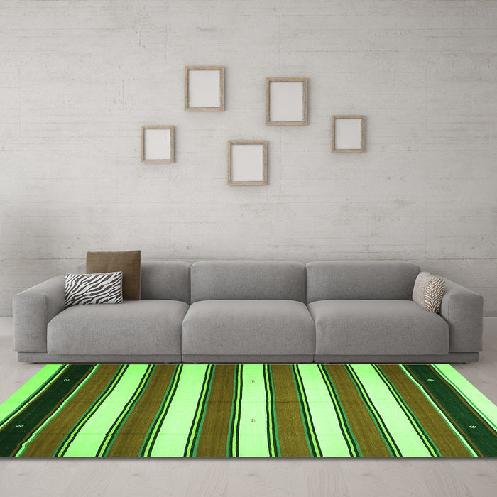 Machine Washable Oriental Green Traditional Area Rugs in a Living Room,, wshcon656grn