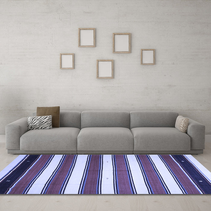 Machine Washable Oriental Blue Traditional Rug in a Living Room, wshcon656blu