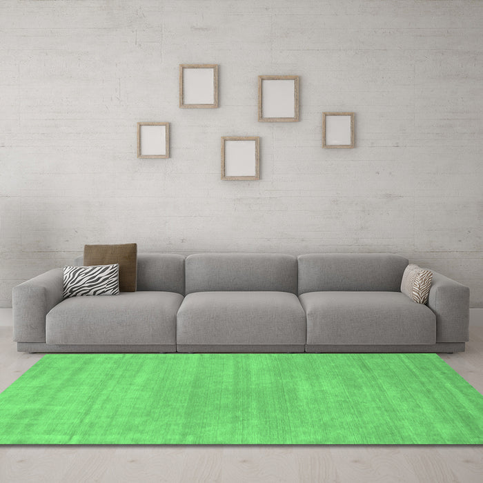 Machine Washable Solid Emerald Green Modern Area Rugs in a Living Room,, wshcon65emgrn