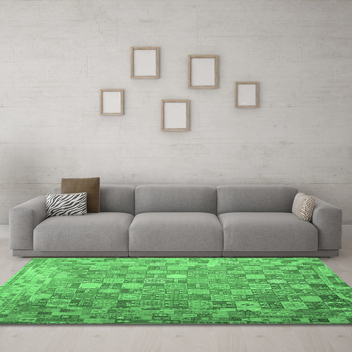 Machine Washable Oriental Emerald Green Traditional Area Rugs in a Living Room,, wshcon688emgrn