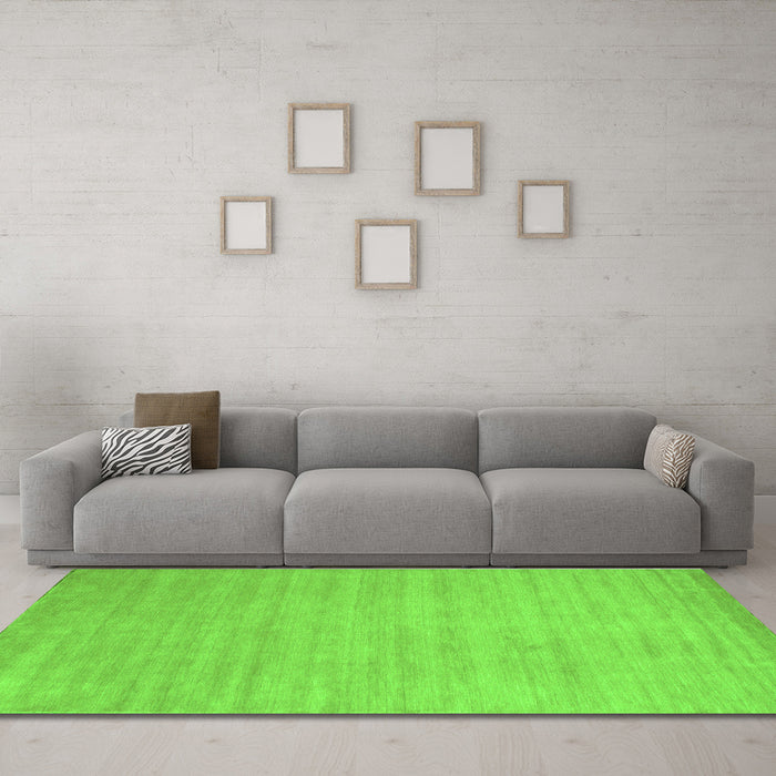 Machine Washable Solid Green Modern Area Rugs in a Living Room,, wshcon70grn