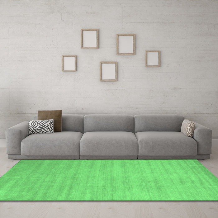 Machine Washable Solid Emerald Green Modern Area Rugs in a Living Room,, wshcon70emgrn
