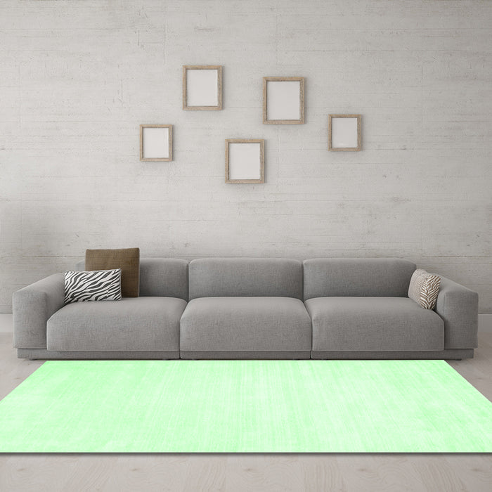 Machine Washable Solid Emerald Green Modern Area Rugs in a Living Room,, wshcon71emgrn