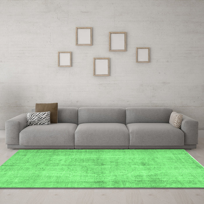 Machine Washable Abstract Emerald Green Contemporary Area Rugs in a Living Room,, wshcon735emgrn