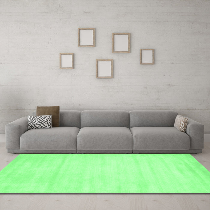 Machine Washable Abstract Emerald Green Contemporary Area Rugs in a Living Room,, wshcon78emgrn