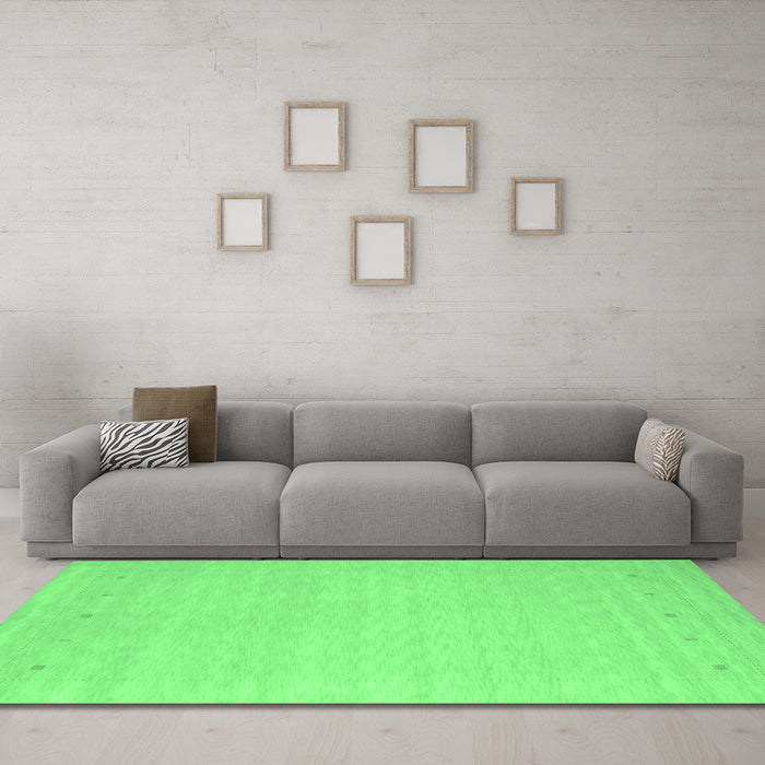 Machine Washable Solid Emerald Green Modern Area Rugs in a Living Room,, wshcon790emgrn