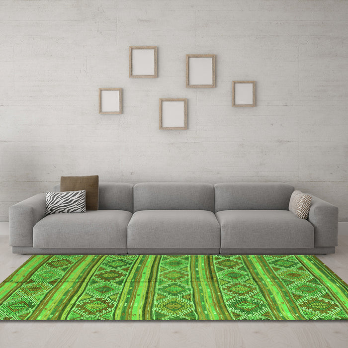 Machine Washable Oriental Green Traditional Area Rugs in a Living Room,, wshcon808grn
