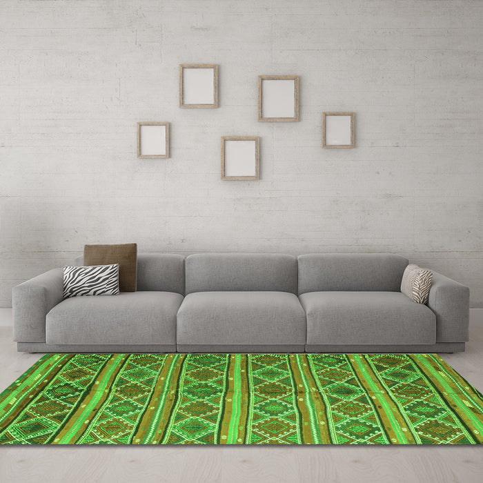 Machine Washable Oriental Green Traditional Area Rugs in a Living Room,, wshcon810grn
