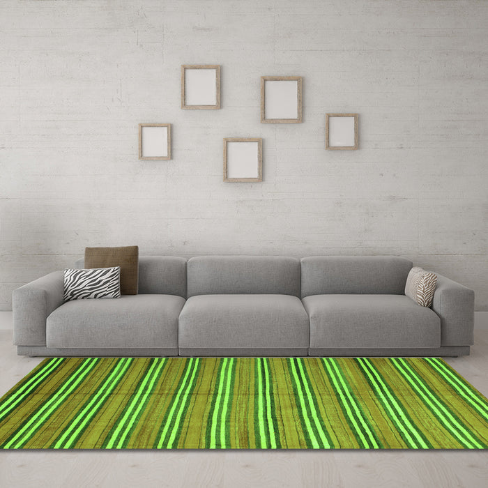 Machine Washable Oriental Green Traditional Area Rugs in a Living Room,, wshcon817grn