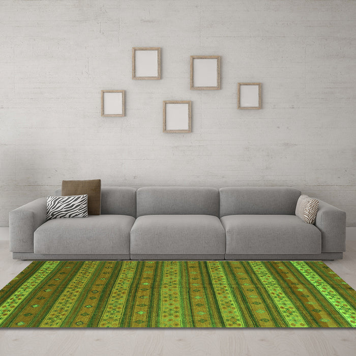 Machine Washable Oriental Green Traditional Area Rugs in a Living Room,, wshcon839grn