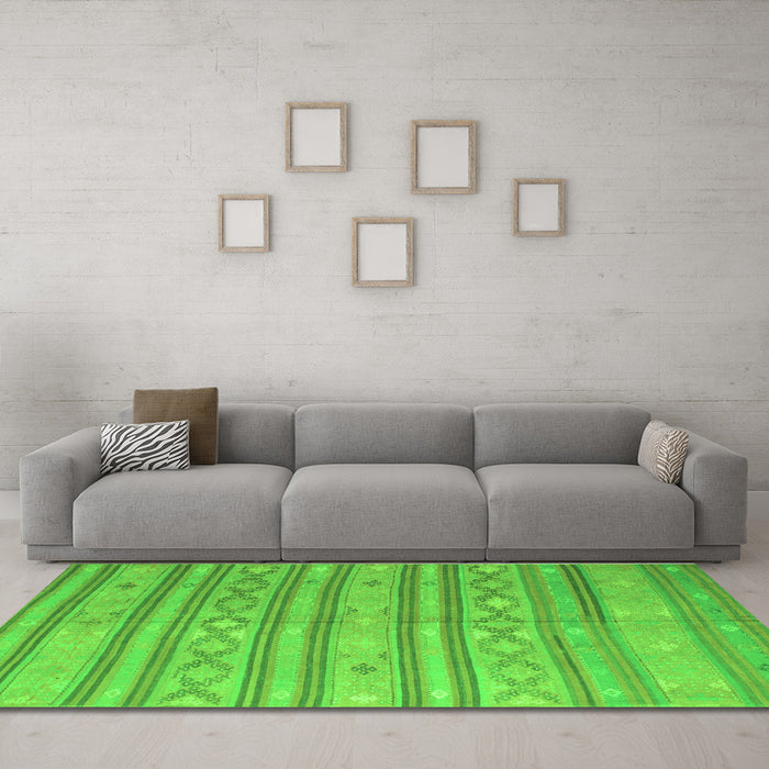 Machine Washable Abstract Green Contemporary Area Rugs in a Living Room,, wshcon848grn
