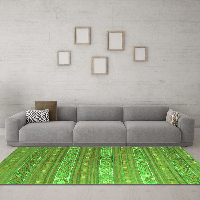 Machine Washable Oriental Green Traditional Area Rugs in a Living Room,, wshcon862grn