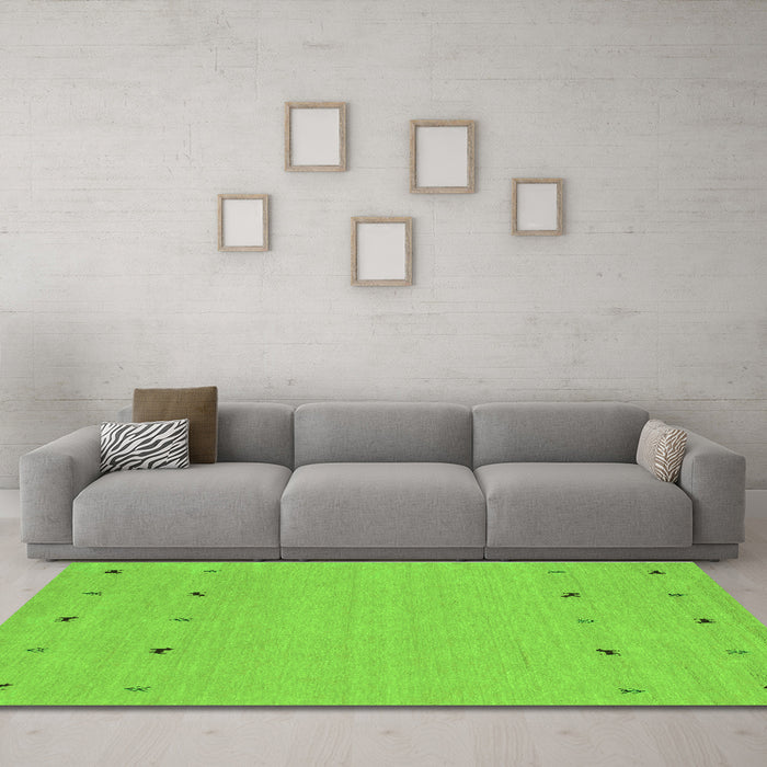 Machine Washable Solid Green Modern Area Rugs in a Living Room,, wshcon884grn