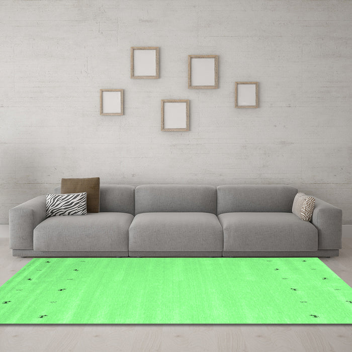 Machine Washable Solid Emerald Green Modern Area Rugs in a Living Room,, wshcon893emgrn