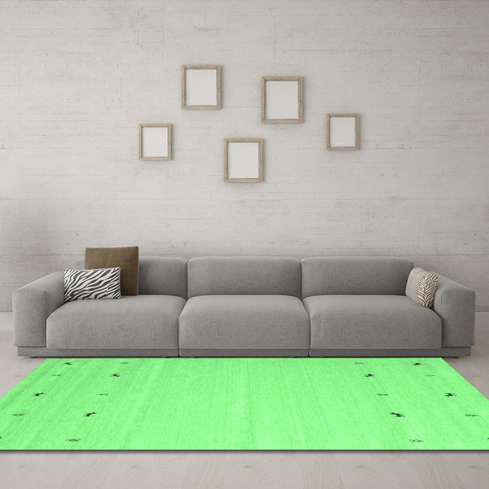 Machine Washable Solid Emerald Green Modern Area Rugs in a Living Room,, wshcon910emgrn