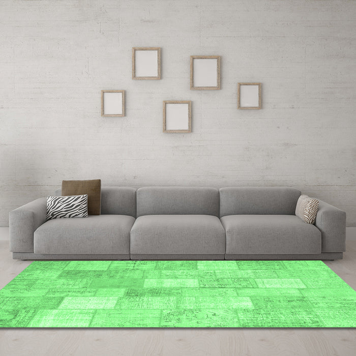 Machine Washable Abstract Emerald Green Contemporary Area Rugs in a Living Room,, wshcon943emgrn