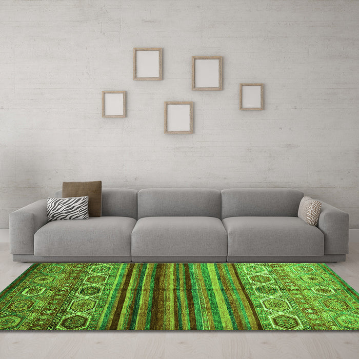 Machine Washable Oriental Green Traditional Area Rugs in a Living Room,, wshcon970grn