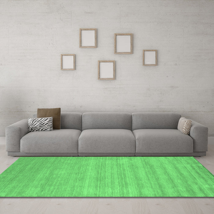 Machine Washable Solid Emerald Green Modern Area Rugs in a Living Room,, wshcon99emgrn
