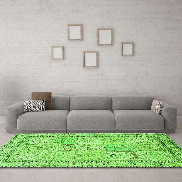 Machine Washable Persian Green Traditional Area Rugs in a Living Room,, wshtr1020grn