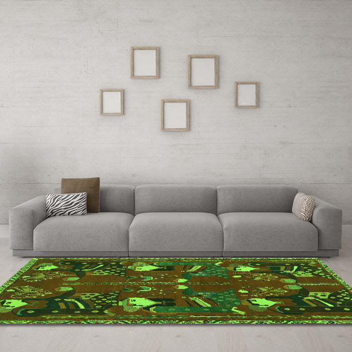 Machine Washable Persian Green Traditional Area Rugs in a Living Room,, wshtr1155grn
