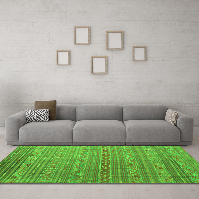 Machine Washable Persian Green Traditional Area Rugs in a Living Room,, wshtr1302grn