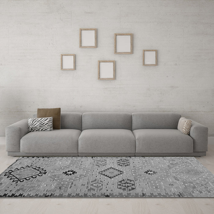 Machine Washable Persian Gray Traditional Rug in a Living Room,, wshtr1318gry